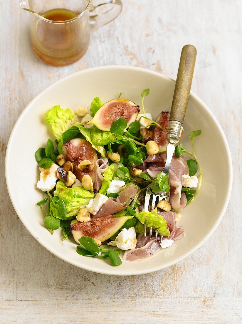 Mixed leaf salad with raw ham, figs and goat's cheese