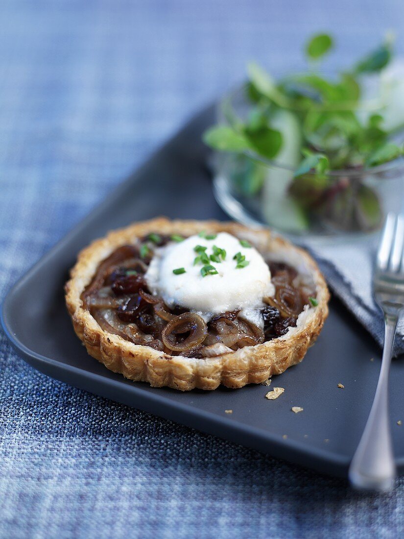 Goat's cheese and caramelised onion tartlet