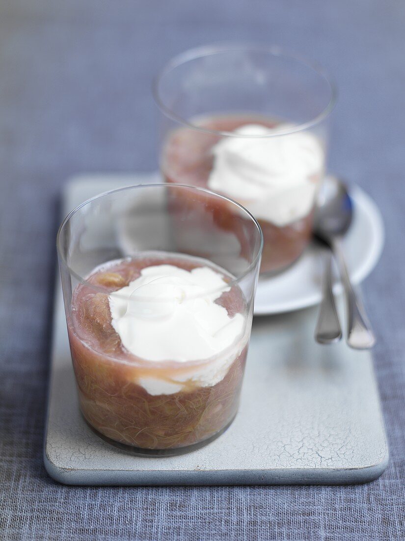 Rhubarb and vanilla compote with whipped cream