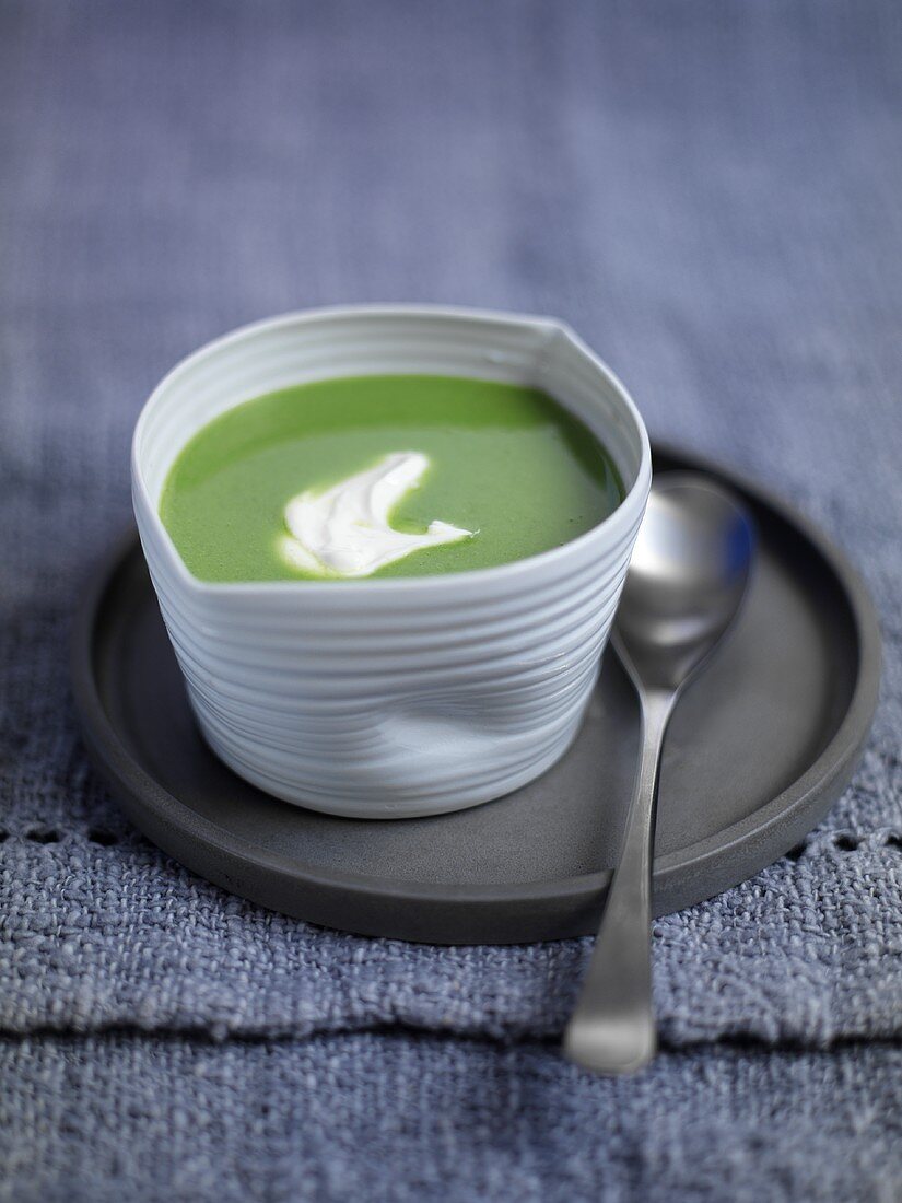 Refreshing pea and mint soup