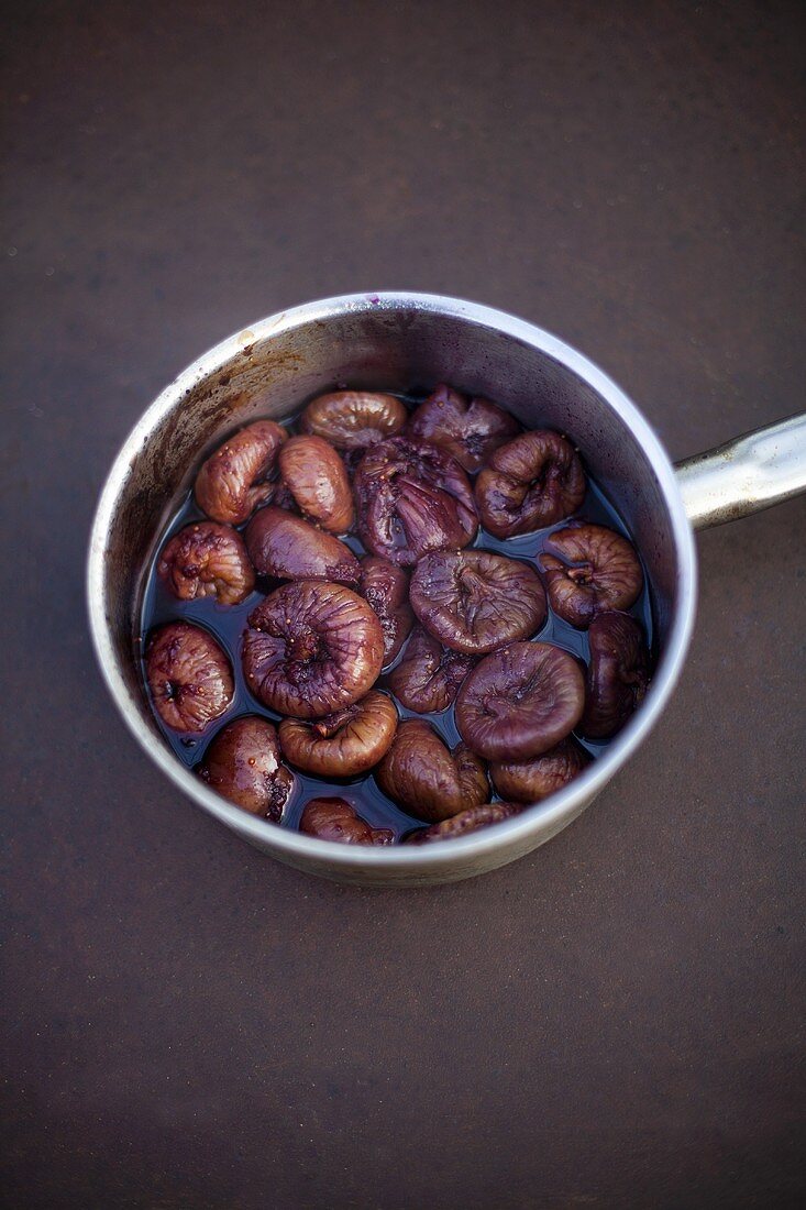 Dried figs in broth