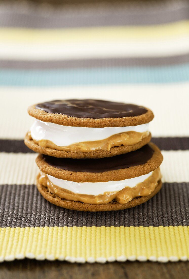 Moon Pies (Kekse mit Marshmallow-Füllung) mit Schokoglasur und Erdnussbutter