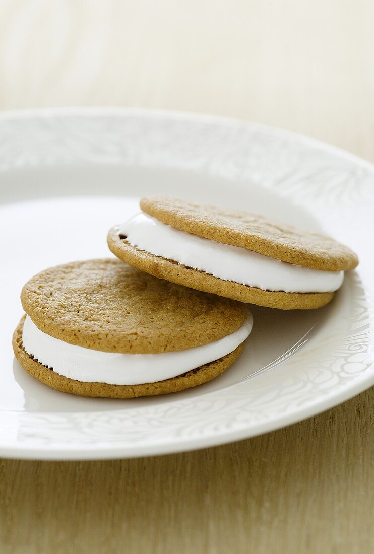 Moon pies (biscuits with a marshmallow filling)