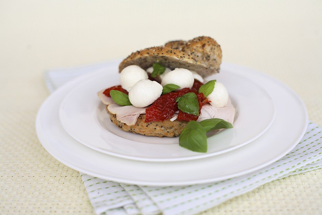 Mohnbrötchen mit Schinken, getrockneter Tomate und Mozzarellakugeln