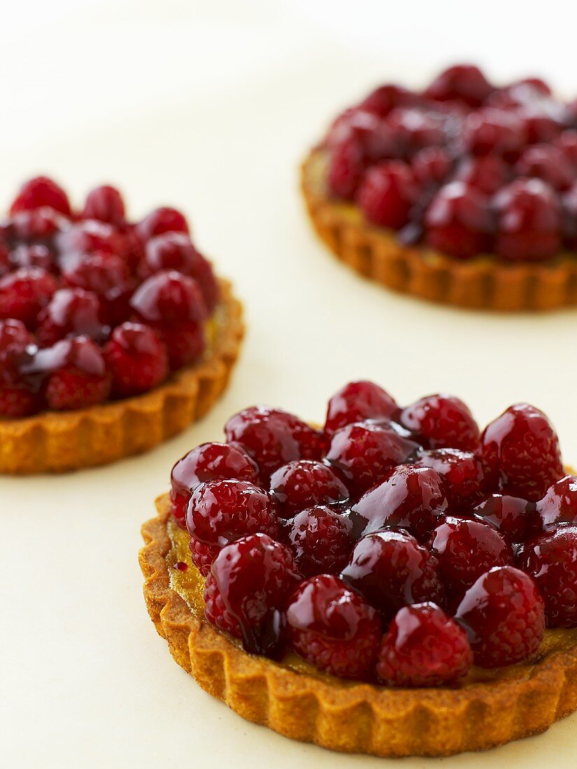 Strawberry tartlets with vanilla cream