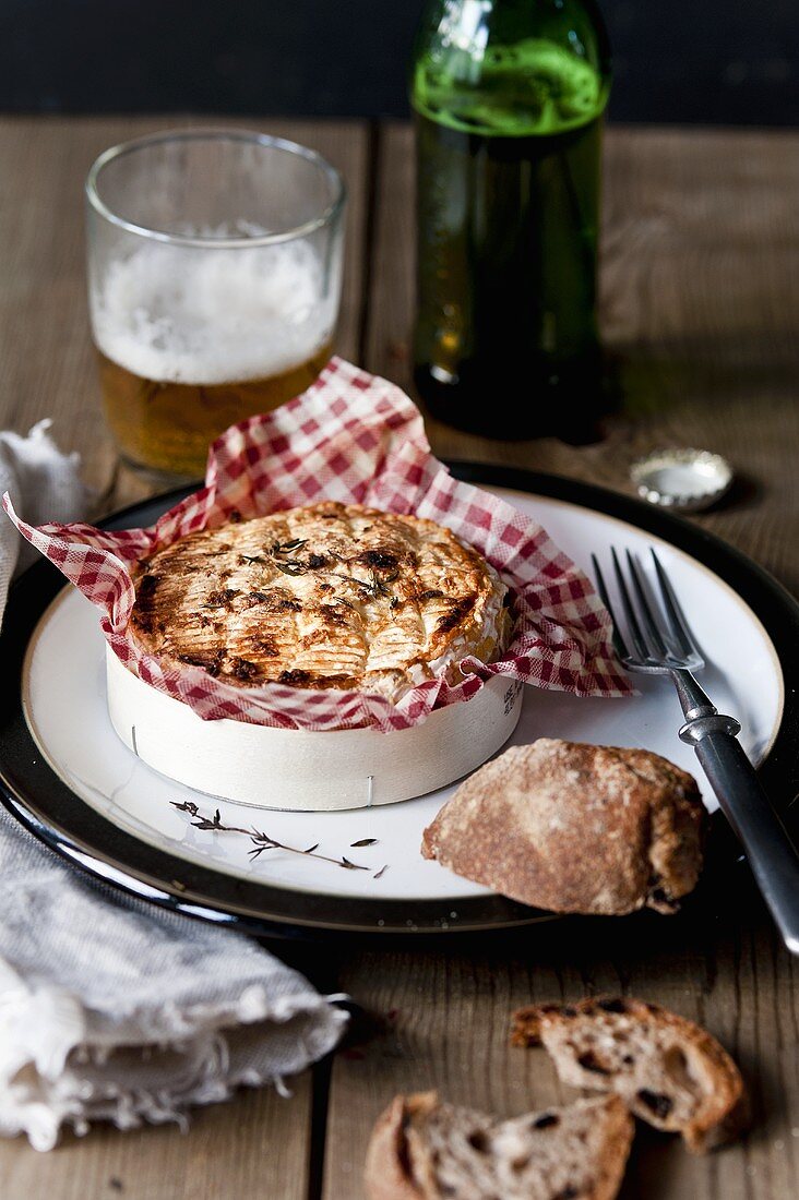Oven baked camembert with thyme, bread and beer