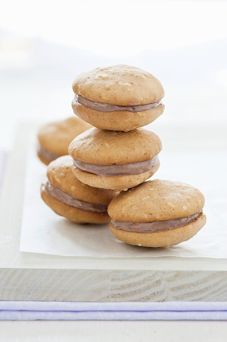 Mehrere Whoopie Pies auf Schneidebrett