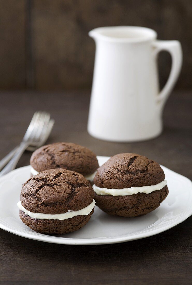 Schokoladen-Whoopie Pies mit Vanillefrischkäsecreme