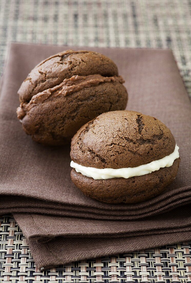 Schokoladen-Whoopie Pies mit Vanillecreme und Schokoladencreme