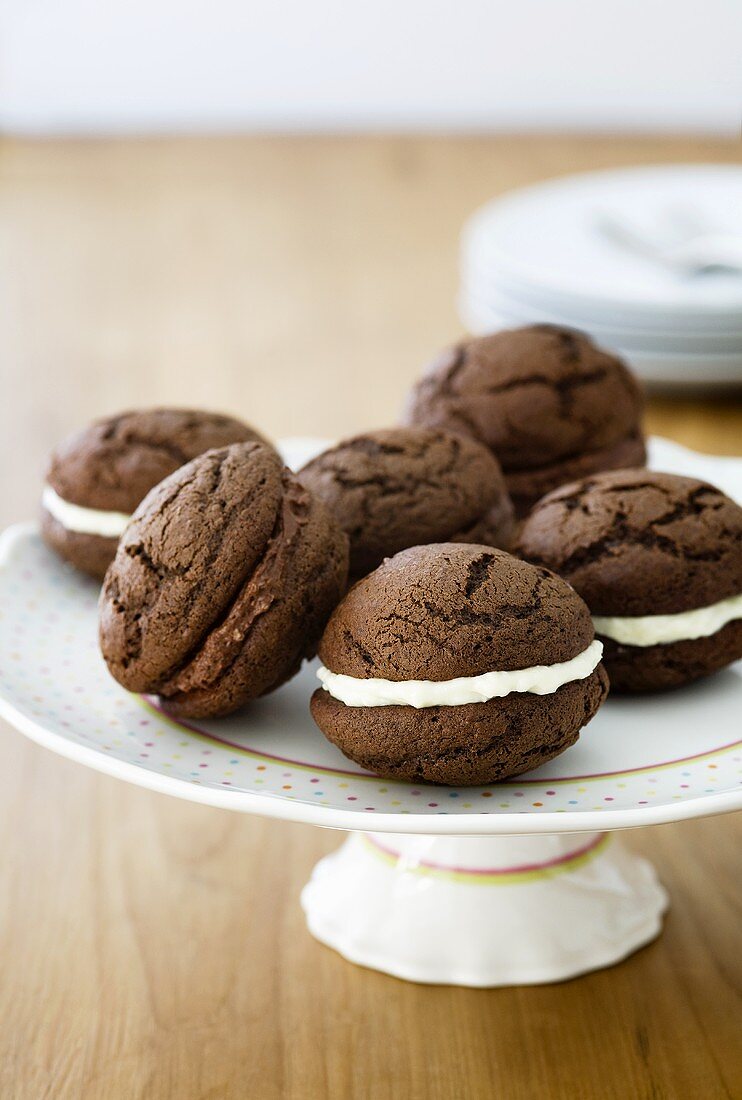 Schokoladen-Whoopie Pies, gefüllt mit Vanillecreme und Schokoladencreme