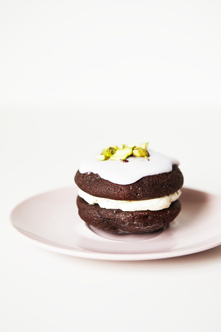 Whoopie Pie with lavender and pistachios