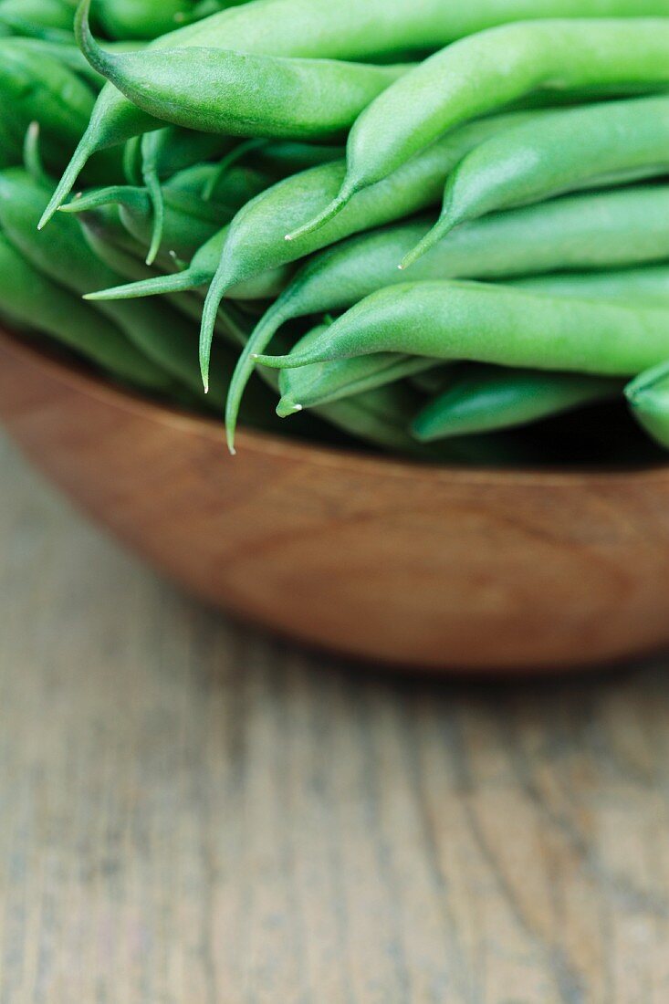 Green beans in a bowl (close up)