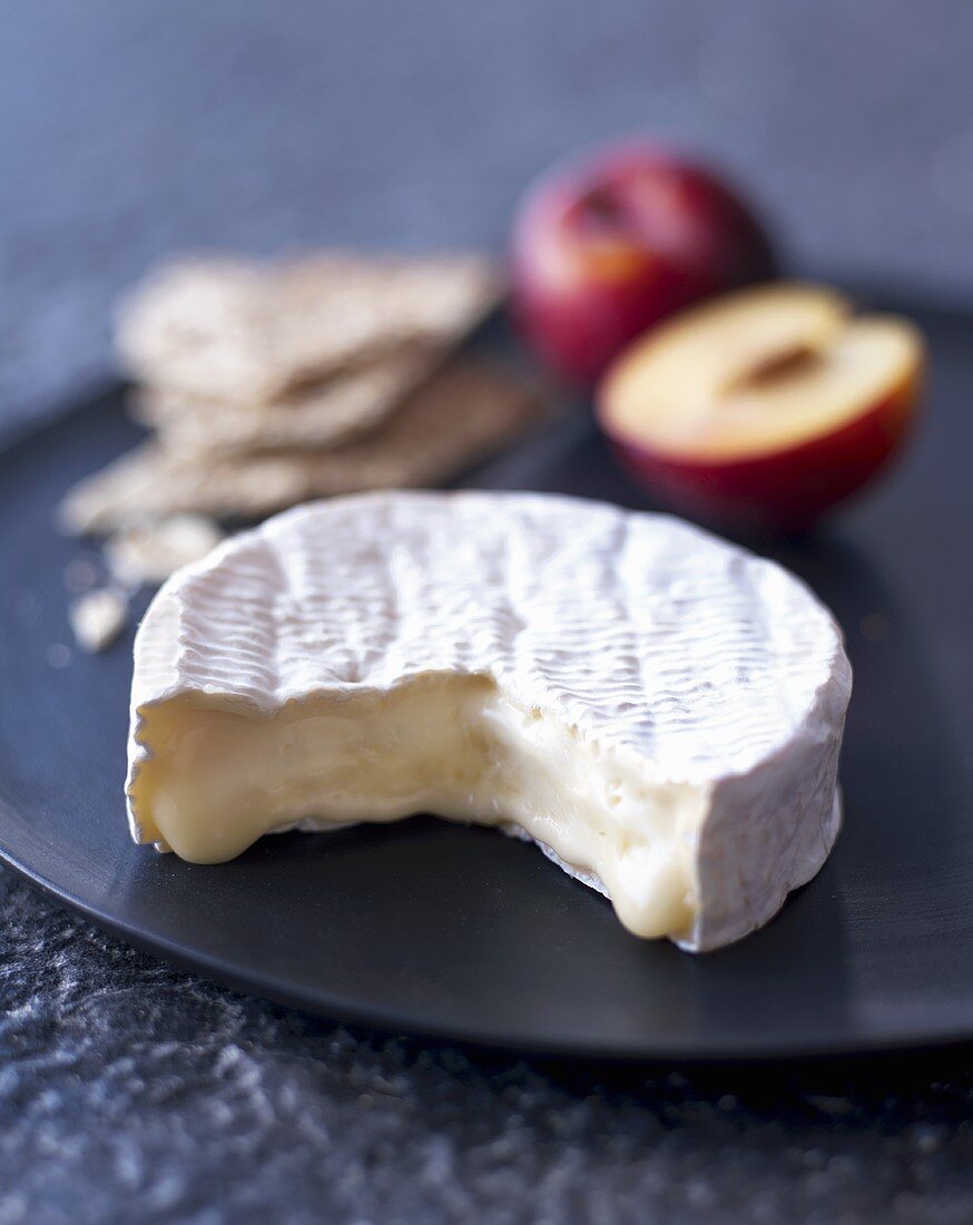 Camembert, Knäckebrot und Pflaumen