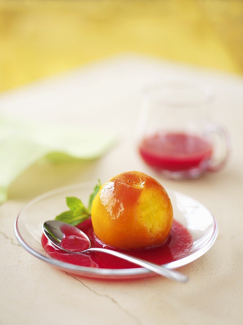 Peach Cardinale (pochierter Pfirsich mit Himbeersauce)