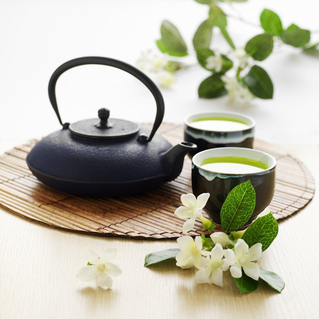 Ginseng-Limetten-Tee in Schälchen und Kanne