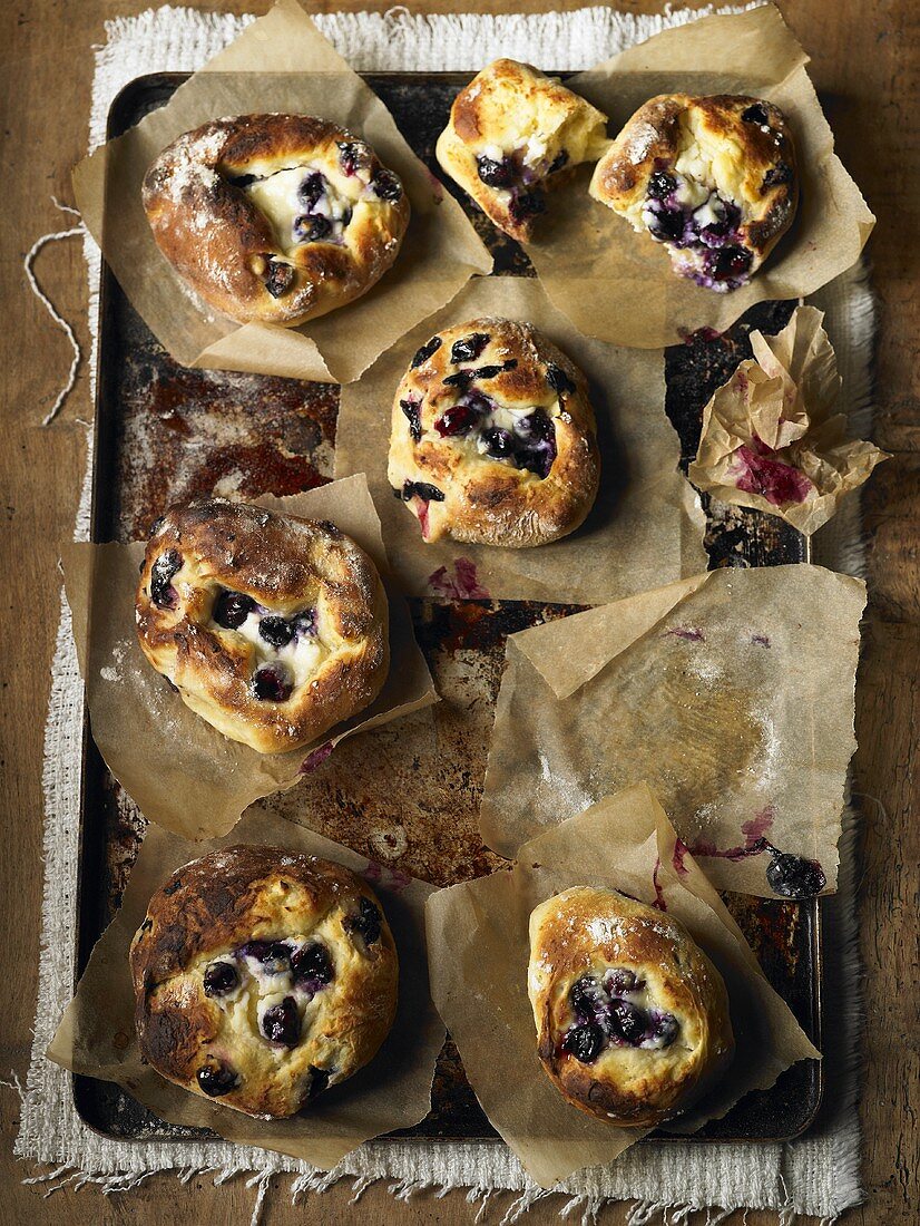 Blaubeer-Buns auf einem Backblech