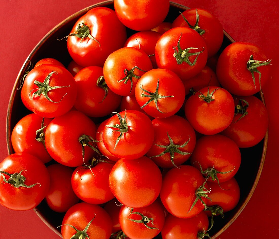 A bowl of tomatoes (seen from above)