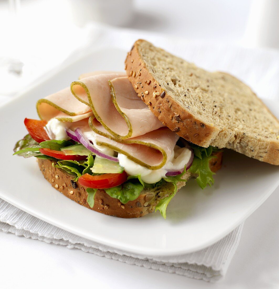 Sandwich mit Putenbrustaufschnitt, Salat & Tomaten