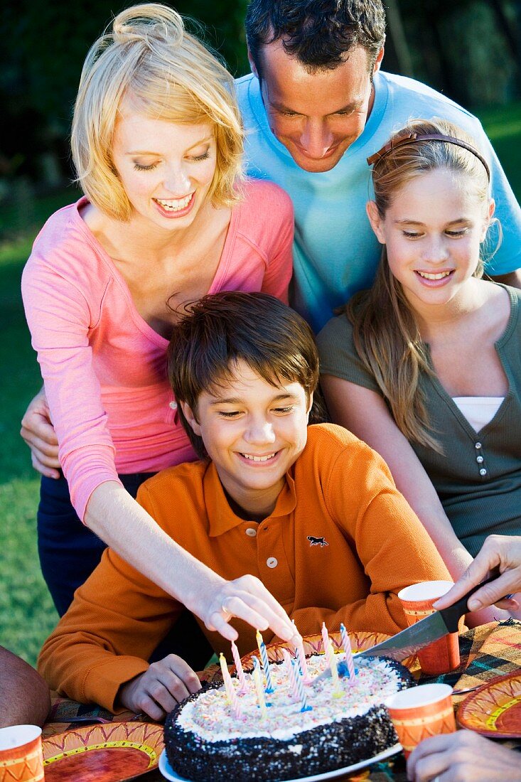 Familie feiert Geburtstag im Garten