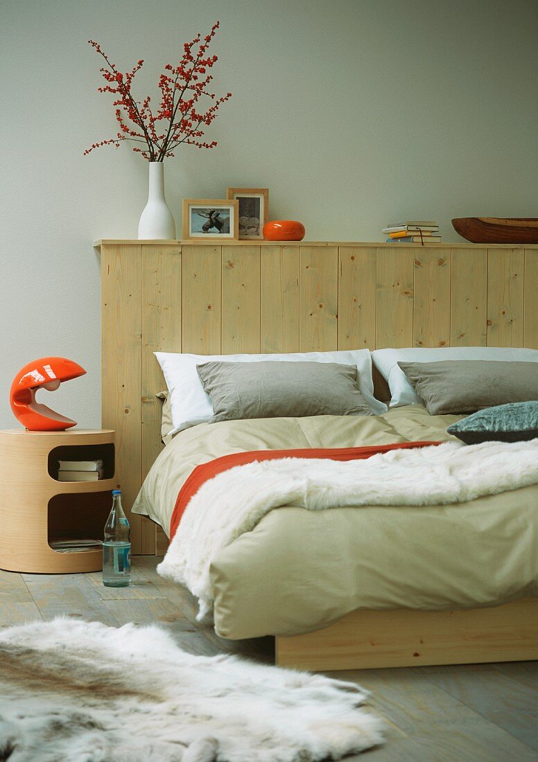 Double bed with wooden wall at head
