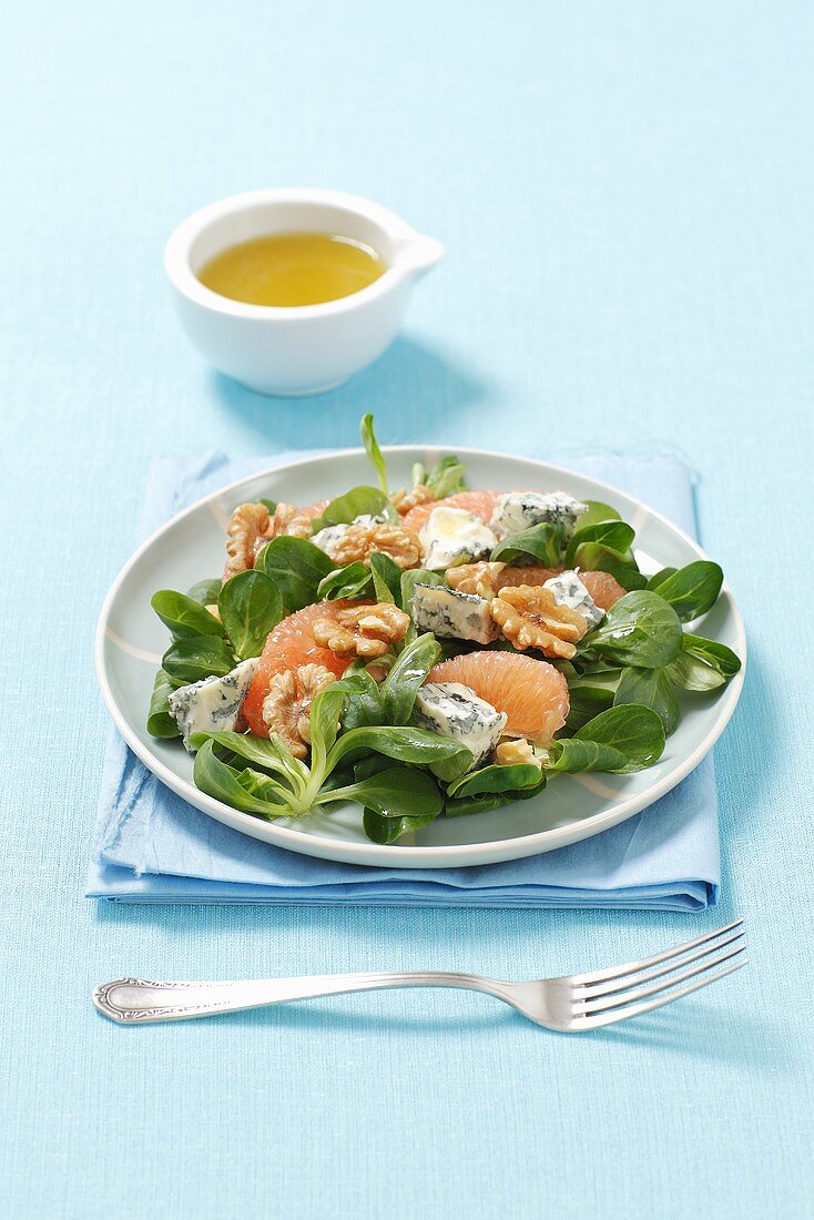 Feldsalat mit Grapefruit, Blauschimmelkäse und Walnüssen