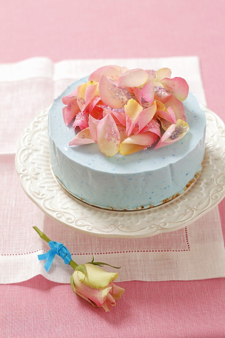 Blauer Käsekuchen mit Rosenblättern