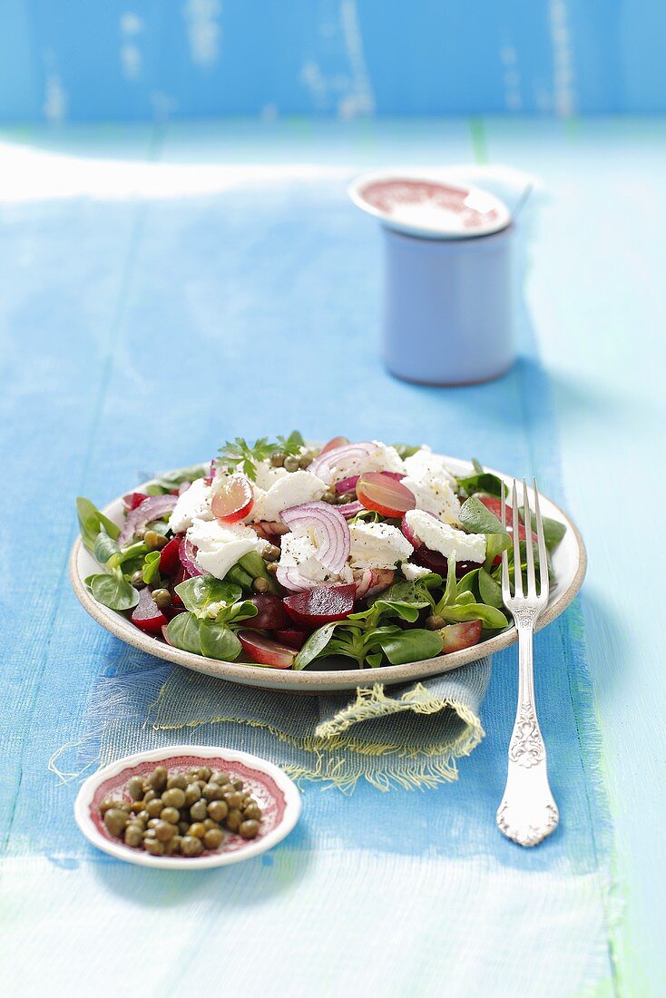 Feldsalat mit Roter Bete, Trauben, Roten Zwiebeln, Ziegenkäse und Kapern