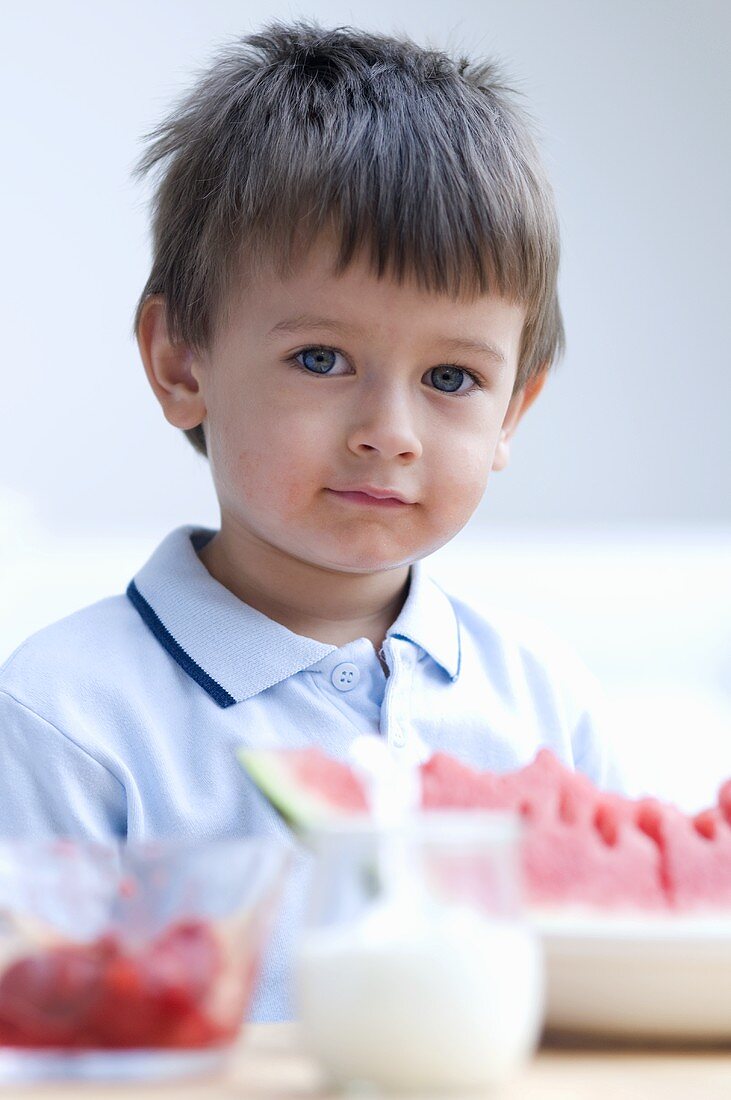 Kleiner Junge mit Wassermelone