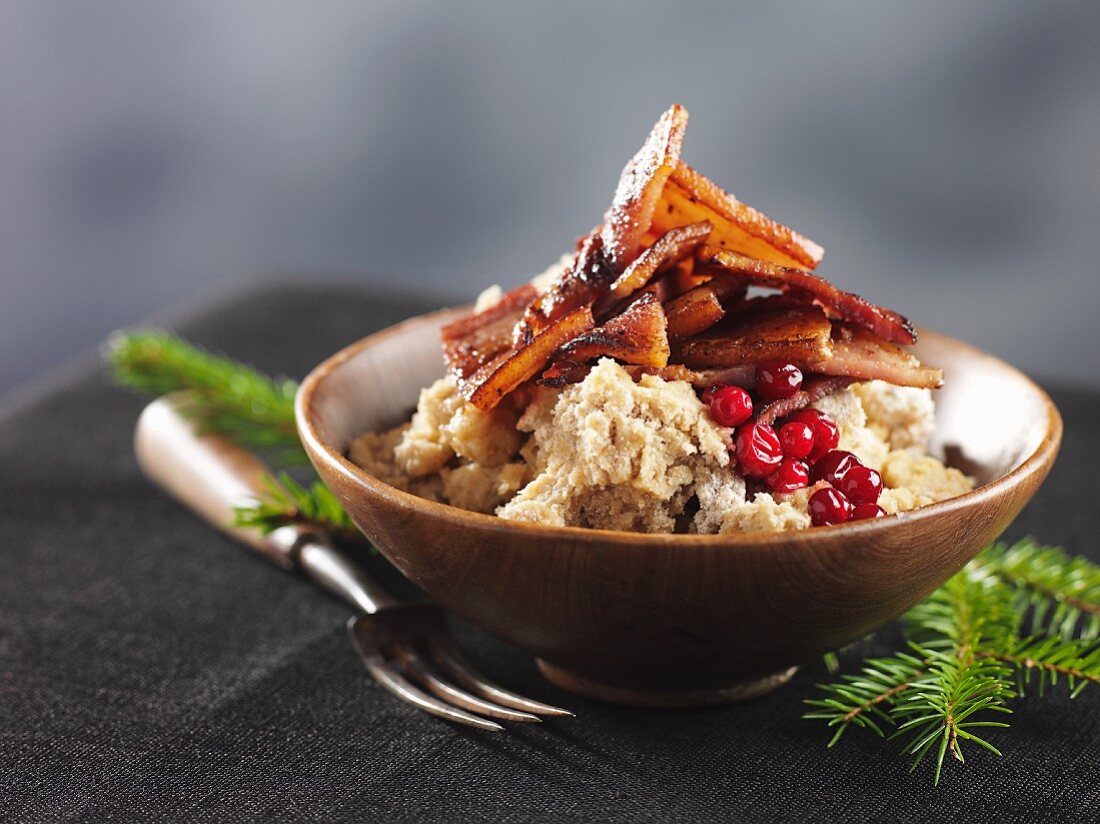 Hafergrütze mit Speck und Preiselbeeren (Schweden)