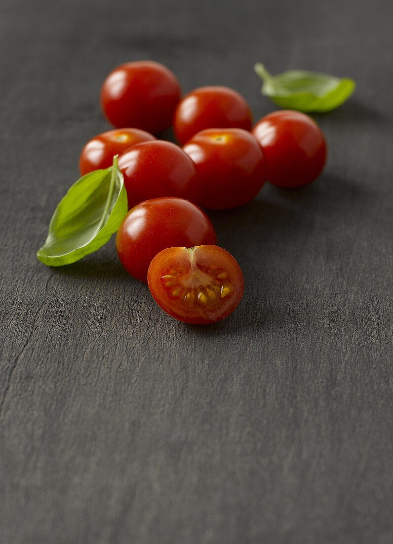 Tomaten und frisches Basilikum