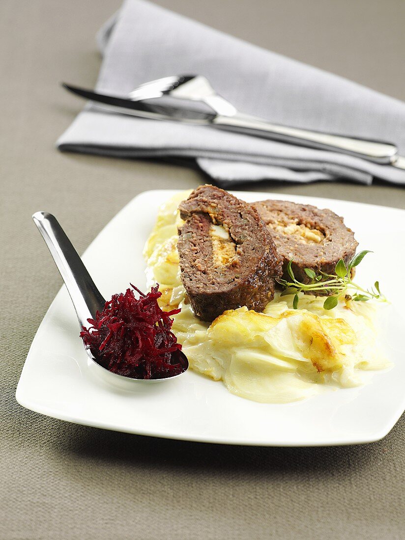 Hackbraten mit Kartoffelpüree und geraspelter Rote Bete