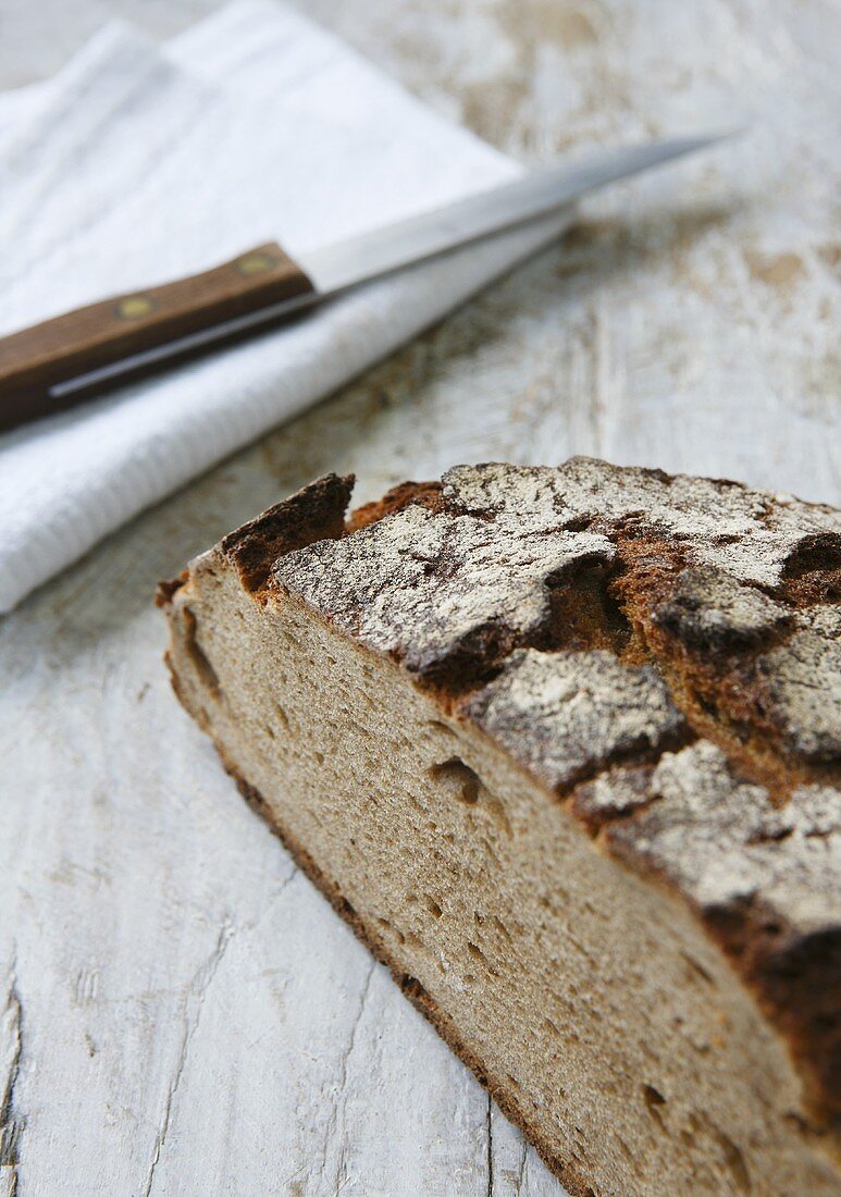 Halbes Krustenbrot und Messer