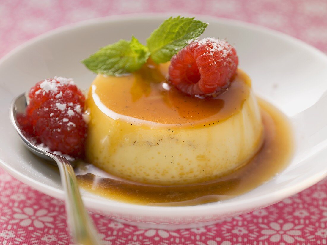 Crème Caramel mit Kokosgeschmack und frischen Himbeeren