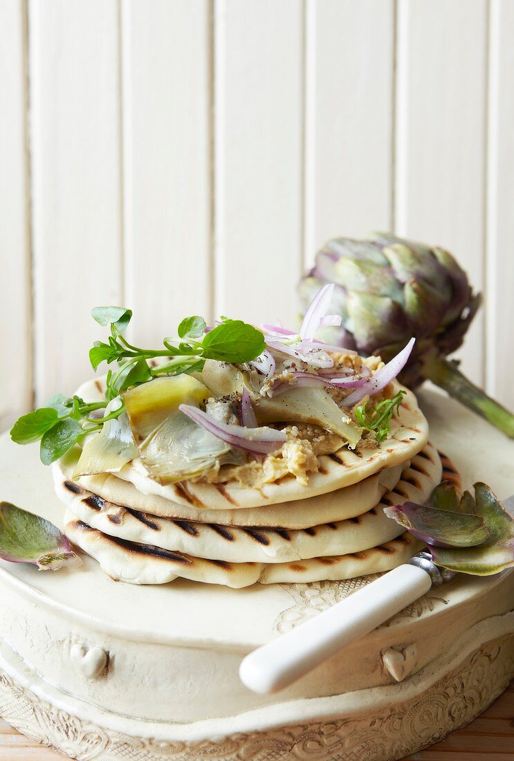 Pita bread with hummus and marinated artichokes