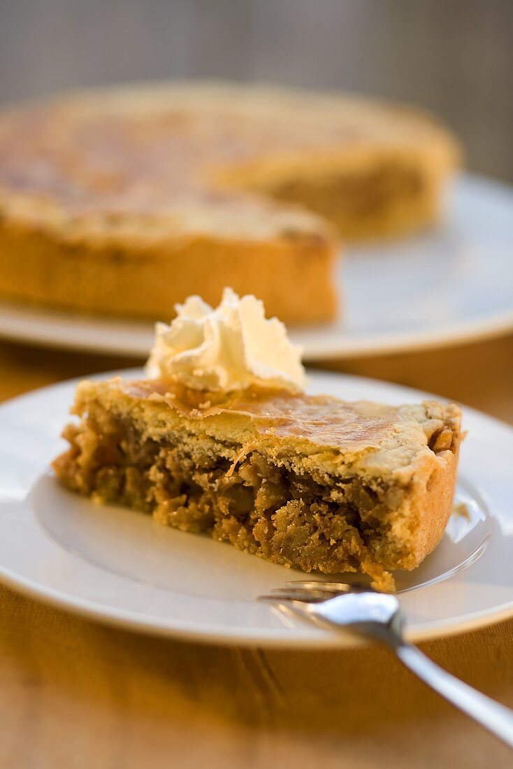 Ein Stück Walnusskuchen mit Sahne