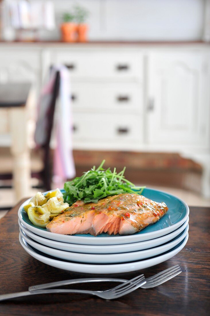 Selbstgeräucherter Lachs mit Zitronensalsa und Rucola