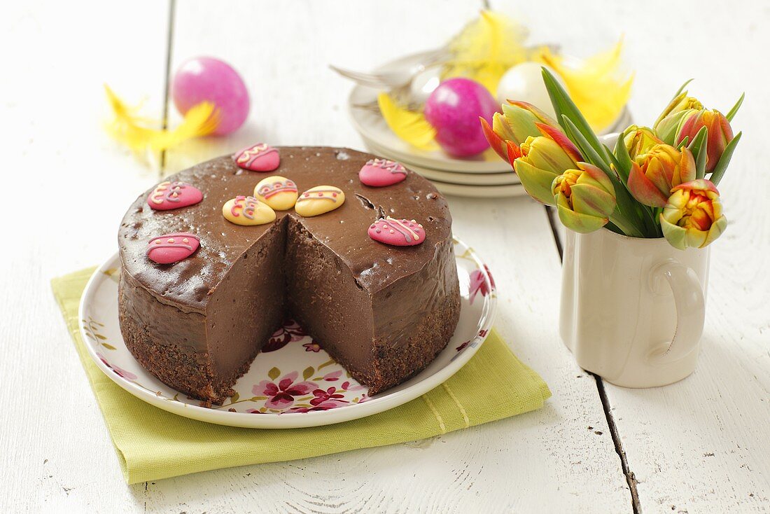 Angeschnittener Schokoladen-Käsekuchen für Ostern