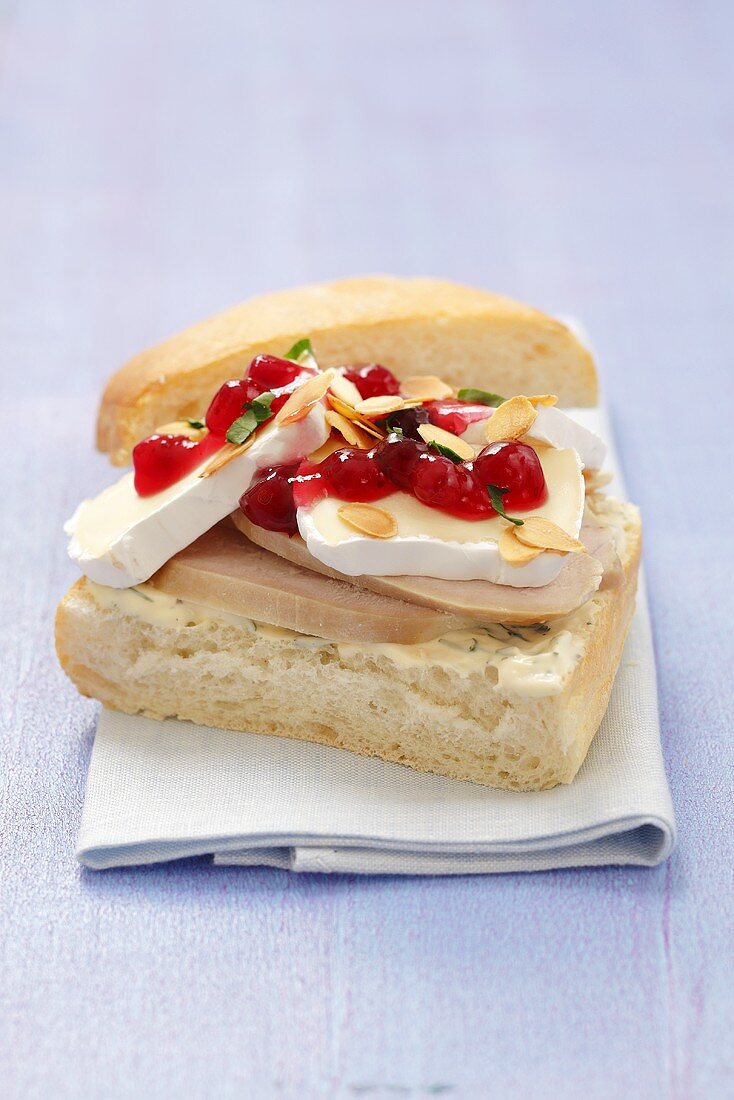 Ciabatta-Sandwich mit Putenbrust & Camembert