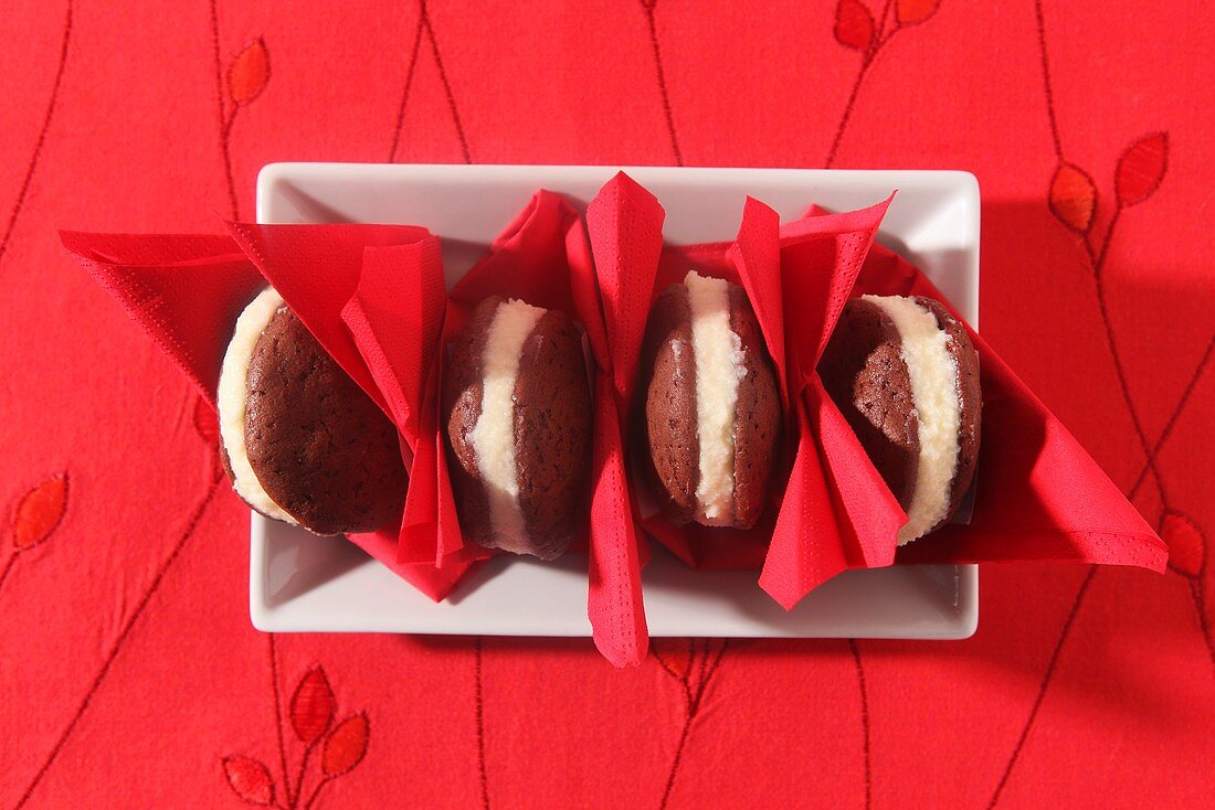 Whoopie pies with red napkins