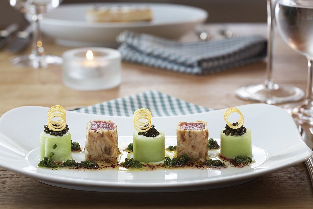 Sushi auf bayerische Art mit Thunfisch, Serviettenknödel und Gurke