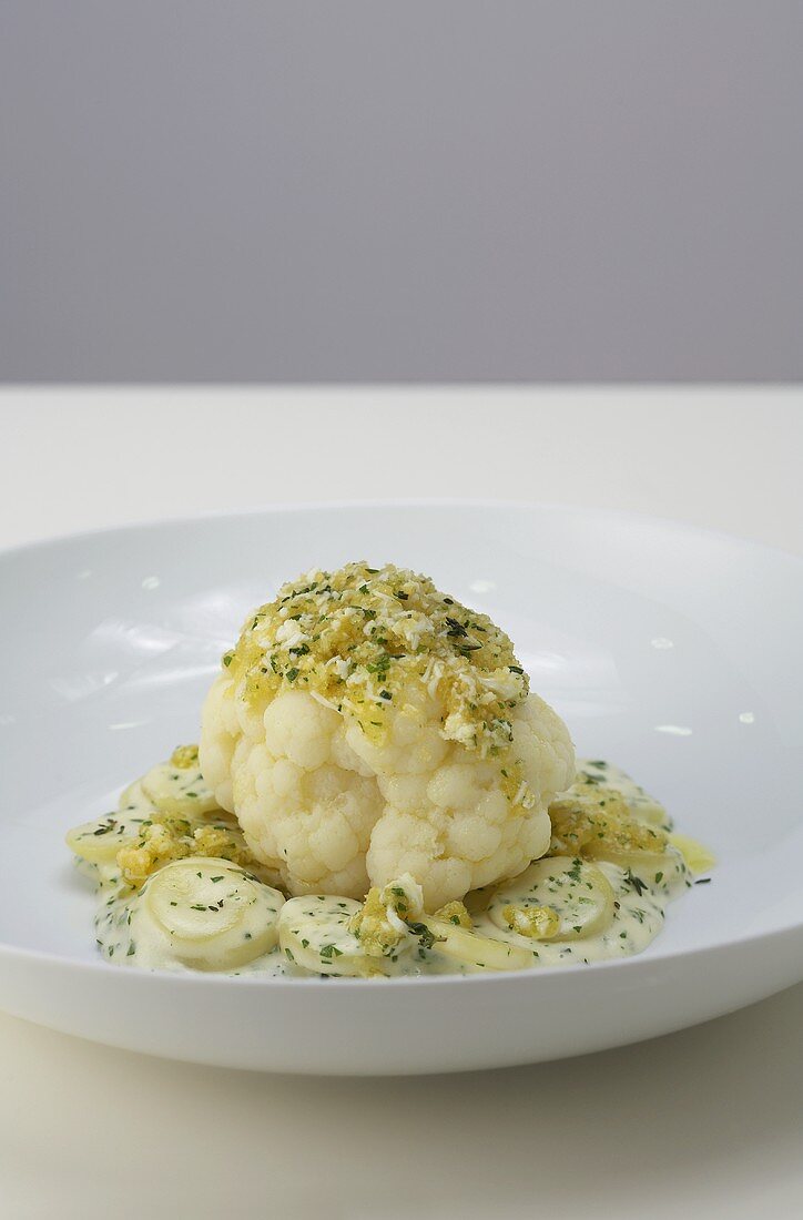 Blumenkohl mit Kräuterhaube auf Rahmkartoffeln