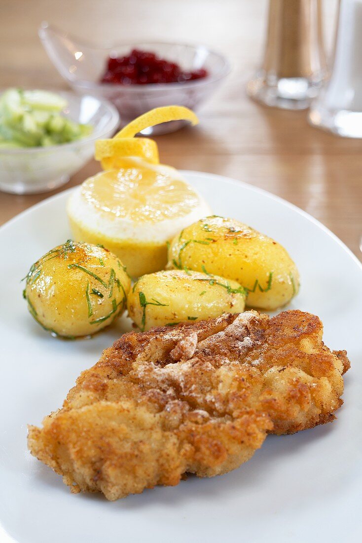 Breaded veal escalope with parsley potatoes