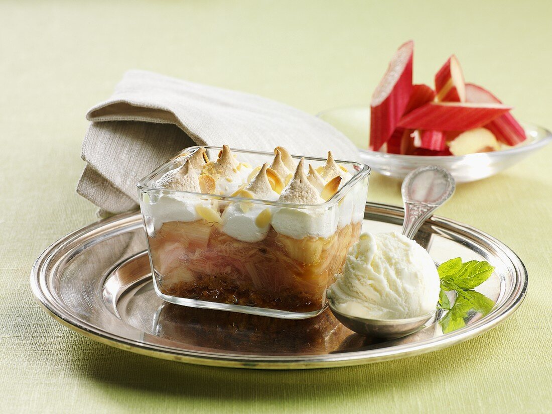 Rhubarb meringue with almonds