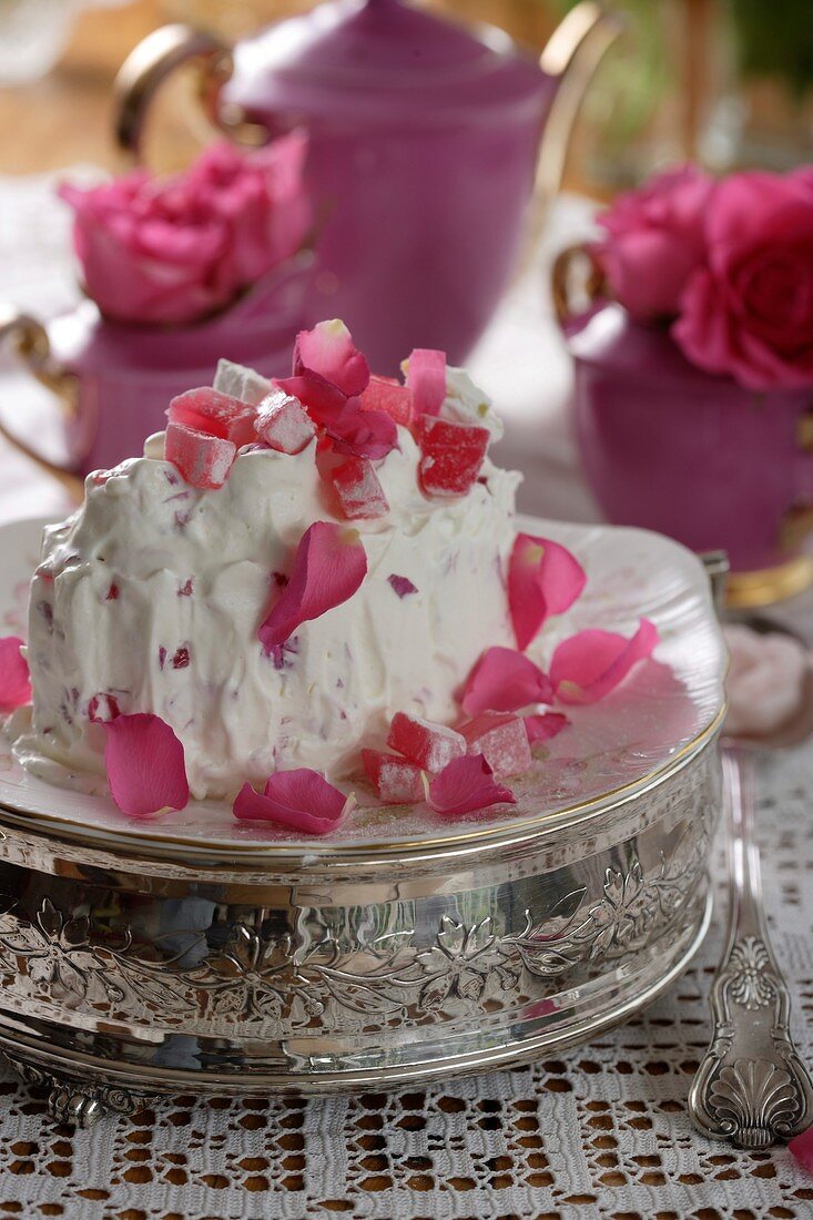 Ice cream cake with Turkish Delight and rose petals