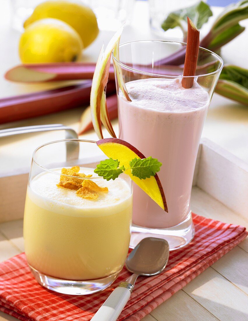 Orangensaft-Joghurt-Drink mit Cornflakes und Rhabarber-Shake