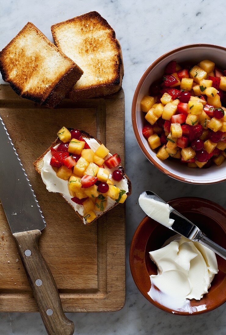 Getoasteter Biskuitkuchen mit Mascarpone und Obstsalat