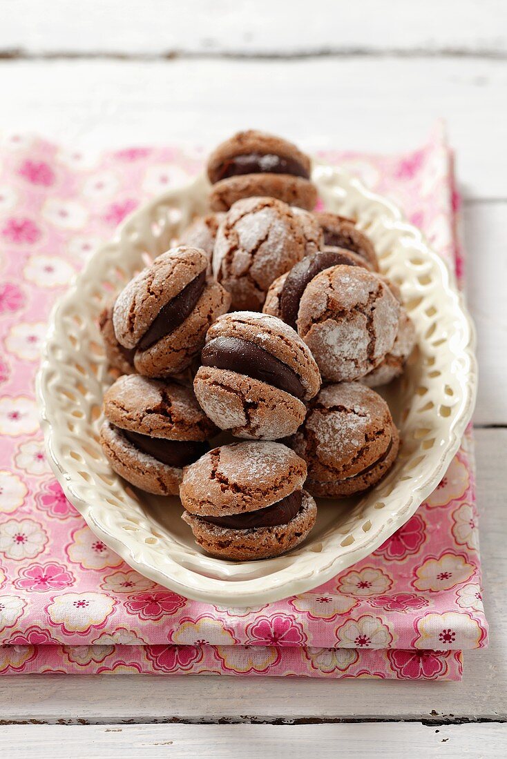 Macarons mit Schokoladenfüllung