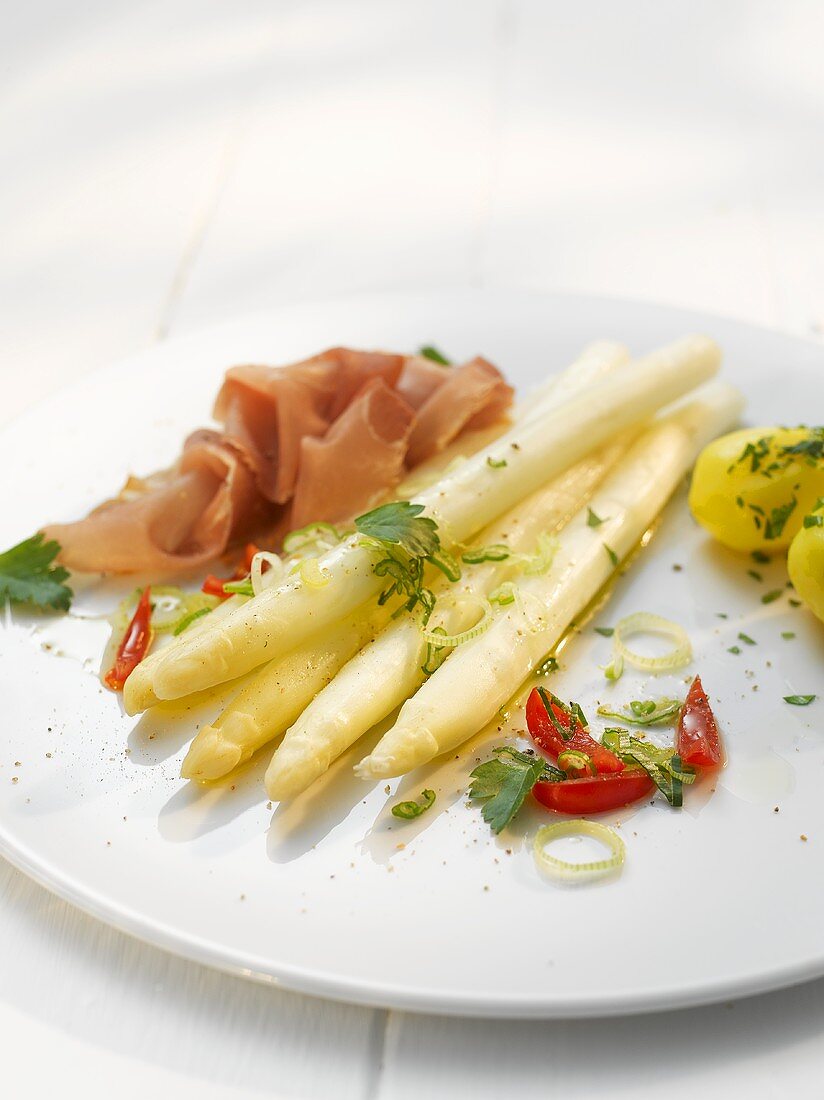 Asparagus with ham, parsley potatoes and tomatoes