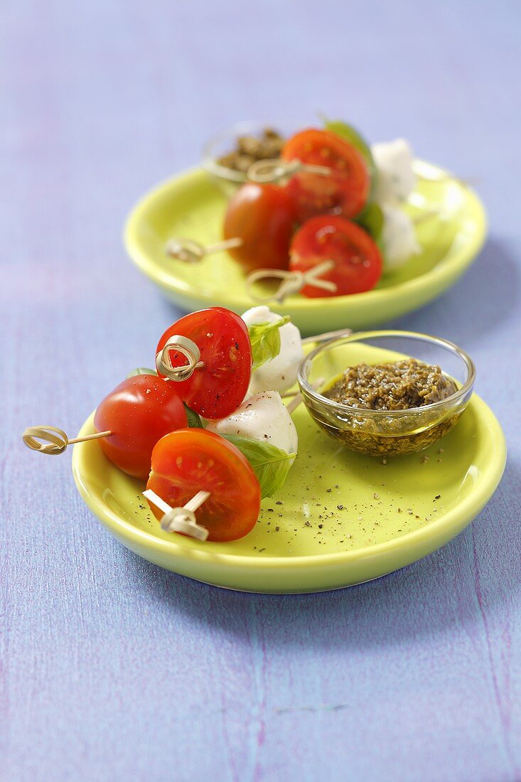 Kleine Spiesschen mit Kirschtomaten, Basilikum und Minimozzarella