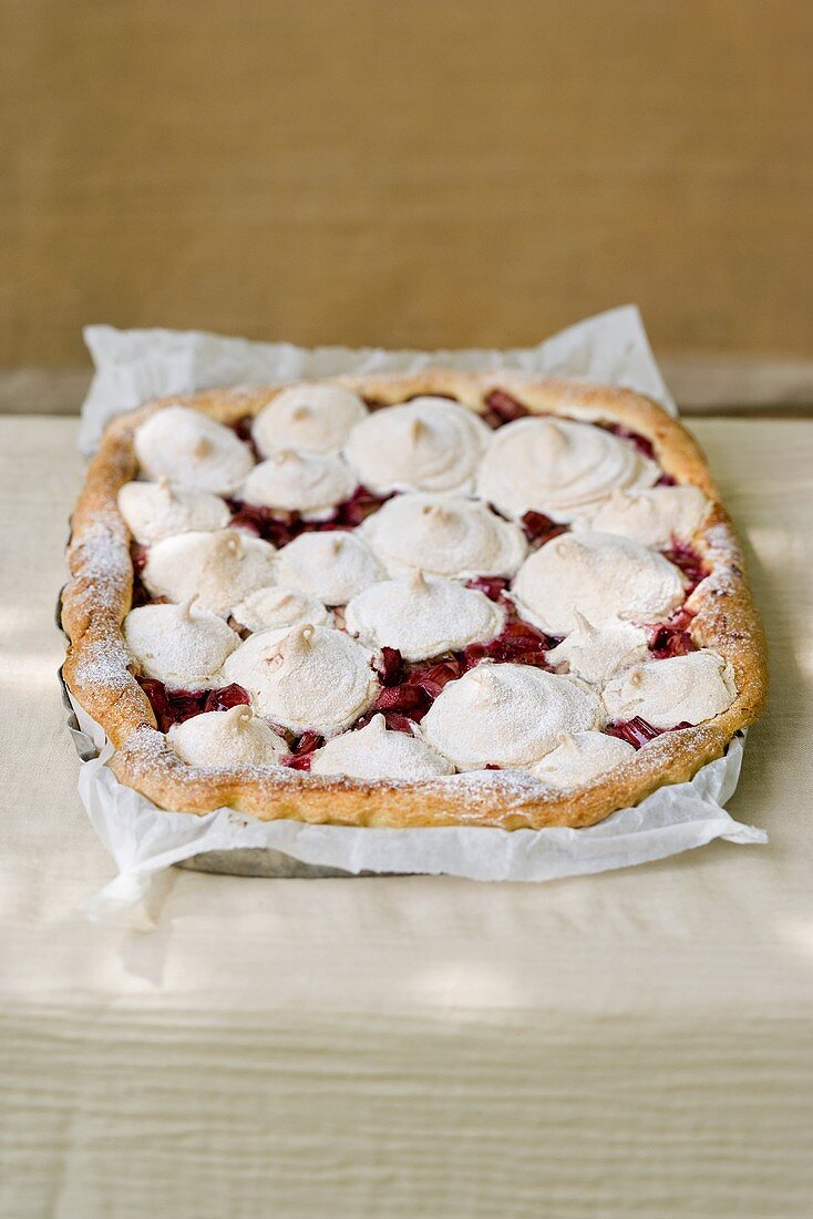 Rhubarb meringue cake